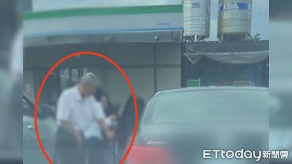 ▲▼一名拄杖老翁準備駕車畫面引發網友熱議，憂其身體狀況恐影響行車安全 。（圖／畫面翻攝自Threads_網友element_666）