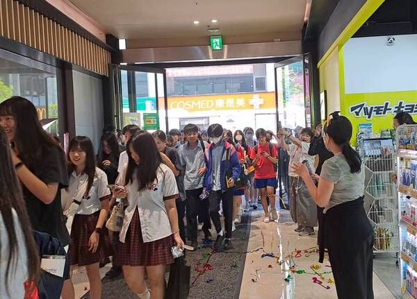 ▲放暑假首日！統領廣場專寵學生迎賓儀式