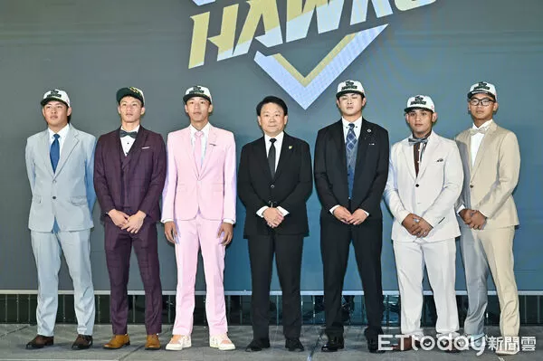 ▲▼2025中華職棒新人球員選拔會,中職選秀,台鋼雄鷹總教練洪一中與選秀指名球員合影。（圖／記者李毓康攝）