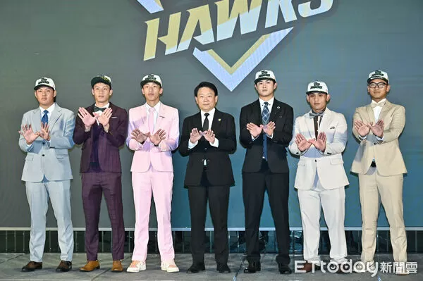 ▲▼2025中華職棒新人球員選拔會,中職選秀,台鋼雄鷹總教練洪一中與選秀指名球員合影。（圖／記者李毓康攝）