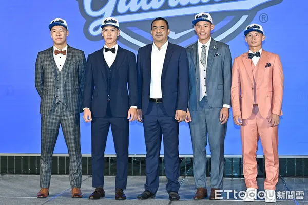 ▲▼2025中華職棒新人球員選拔會,中職選秀,富邦悍將總教練陳金鋒與選秀指名球員合影。（圖／記者李毓康攝）