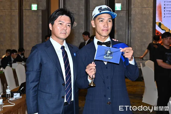 ▲2025中華職棒新人球員選拔會,中職選秀,富邦悍將副領隊兼農場主管林威助與富邦第二輪指名球員劉承佑。（圖／記者李毓康攝）
