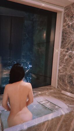 ▲楊晨熙站在浴缸中，大方露出美背。（圖／翻攝自Instagram／jellyc820）