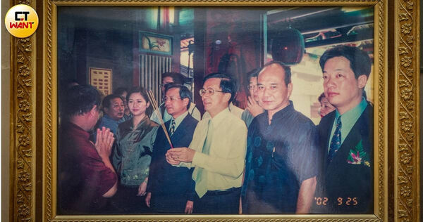 前總統陳水扁2002年在任期間，曾與時任立法委員、現任總統賴清德一同參拜風神廟，留下2人同框畫面。（圖／黃威彬攝）