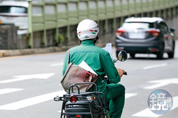 陳姓郵差送信時，也曾偷拍收信女子的裙下風光。（示意圖，圖非當事人）
