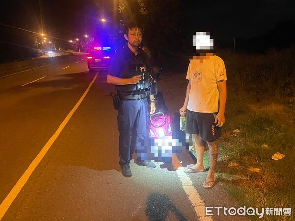 ▲屏東警分局員警助鄭姓騎士順利返家。（圖／記者陳崑福翻攝）