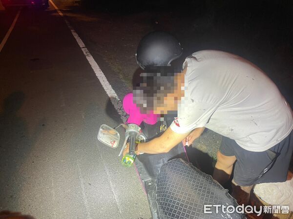 ▲屏東警分局員警助鄭姓騎士順利返家。（圖／記者陳崑福翻攝）
