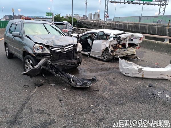 ▲▼ 國道10號驚悚3車追撞！白車尾嚴重凹陷變形　車殼零件滿地4人送醫。（圖／記者賴文萱翻攝）