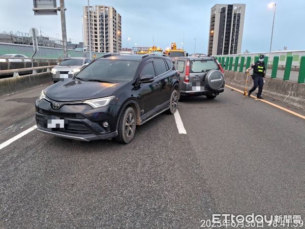 ▲▼ 國道10號驚悚3車追撞！白車尾嚴重凹陷變形　車殼零件滿地4人送醫。（圖／記者賴文萱翻攝）