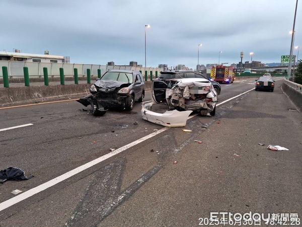 ▲▼ 國道10號驚悚3車追撞！白車尾嚴重凹陷變形　車殼零件滿地4人送醫。（圖／記者賴文萱翻攝）