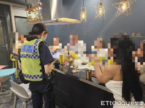 ▲東港警方在小琉球查獲8人涉嫌吸毒。（圖／記者陳崑福翻攝）