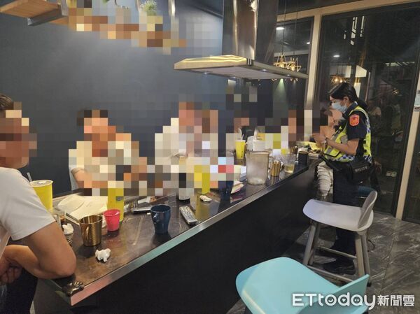 ▲東港警方在小琉球查獲8人涉嫌吸毒。（圖／記者陳崑福翻攝）