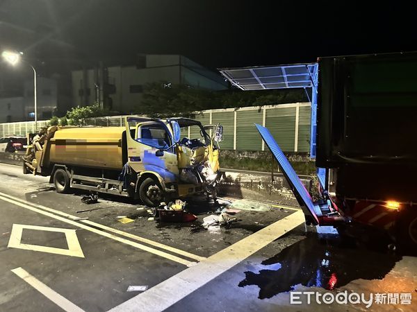 ▲▼ 新北市土城區擺接堡路、民權街口今日凌晨發生一起車禍事故            。（圖／記者陸運陞翻攝）