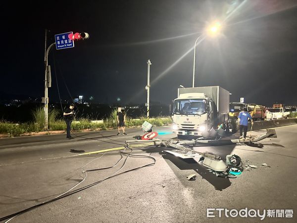 ▲▼ 新北市土城區擺接堡路、民權街口今日凌晨發生一起車禍事故            。（圖／記者陸運陞翻攝）