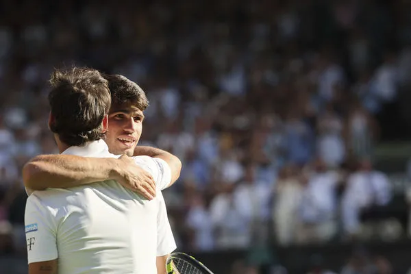 ▲艾卡拉茲（Carlos Alcaraz）溫網首輪歷經4小時37分鐘的激戰，驚險擊退38歲義大利老將佛格尼尼（Fabio Fognini）。（圖／達志影像／美聯社）