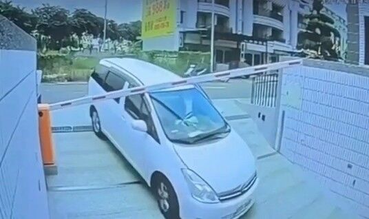 ▲忘了拉手煞車，愛車衝進停車場，車主在後面狂追。（圖／翻攝自社會事新聞影音）