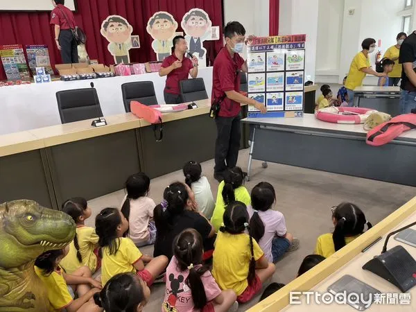 ▲台南市消防局第二大隊舉辦消防體驗營，學童開心參與地震逃生模擬。（記者林東良翻攝，下同）