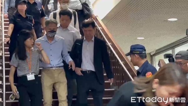 ▲彭振聲妻子輕生亡，律師緊急向法院請假。（圖／記者許靖騏攝，下同）