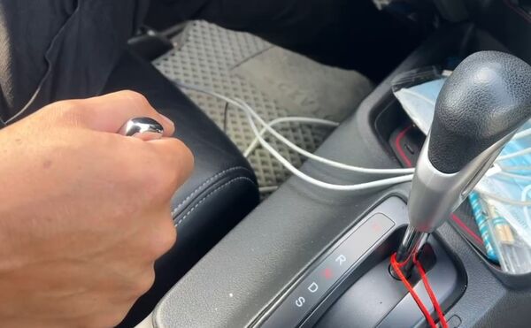 ▲專業技師吳柏源說明停車時務必打P檔並確實拉起手煞車。（圖／記者唐詠絮翻攝）