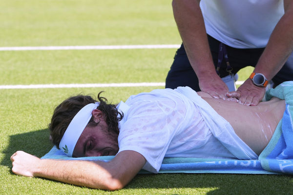 ▲希臘名將西西帕斯（Stefanos Tsitsipas）溫網首輪因傷退賽。（圖／達志影像／美聯社）