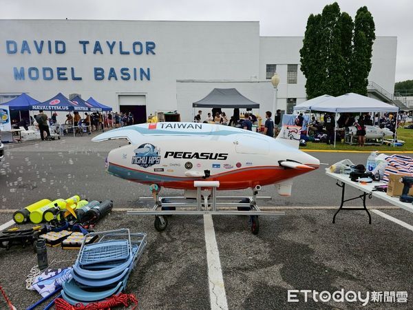 ▲成大人力潛艇隊首次進軍美國參賽，在軍用水槽中創下隊史最快紀錄3.24節。（記者林東良翻攝，下同）