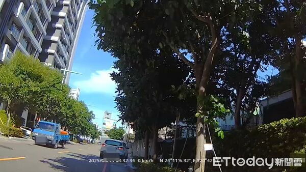 ▲▼台中市一名女子的保險桿被前車倒退輕碰，當下沒有馬上報警，事後報案恐挨罰3千元。（圖／民眾提供，下同）