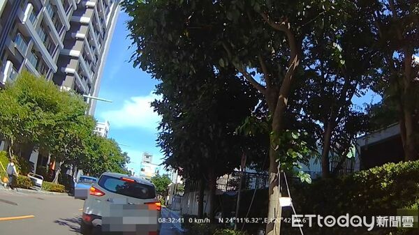 ▲▼台中市一名女子的保險桿被前車倒退輕碰，當下沒有馬上報警，事後報案恐挨罰3千元。（圖／民眾提供，下同）