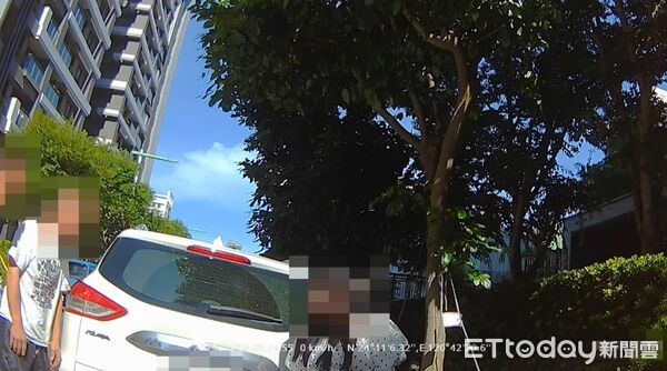 ▲▼台中市一名女子的保險桿被前車倒退輕碰，當下沒有馬上報警，事後報案恐挨罰3千元。（圖／民眾提供，下同）