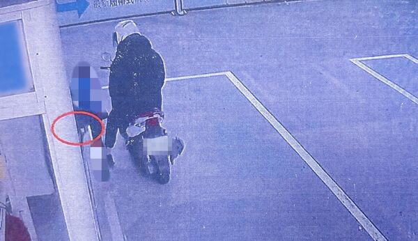 ▲桃園市陳姓男子去年1月間犯下竊盜與放火燒燬現供人使用之住宅罪依嫌前，騎車去加油站買汽油被監視器拍下畫面。（資料照／中壢警方提供）