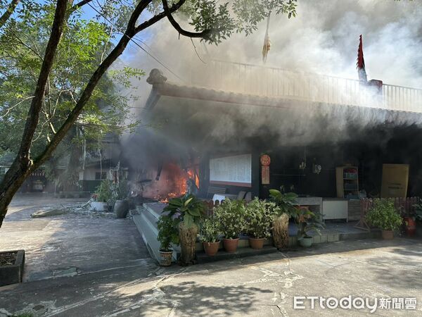 ▲▼北市象山宮廟火警。（圖／記者張君豪翻攝）