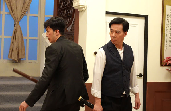 ▲《寶島西米樂》黃瑄和張雁名被綁架，尹昭德拿武士刀救人。（圖／台視提供）