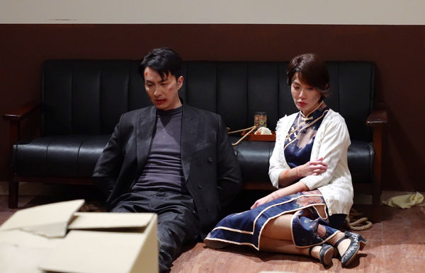 ▲《寶島西米樂》黃瑄和張雁名被綁架，尹昭德拿武士刀救人。（圖／台視提供）