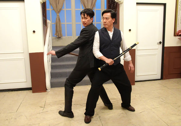 ▲《寶島西米樂》黃瑄和張雁名被綁架，尹昭德拿武士刀救人。（圖／台視提供）