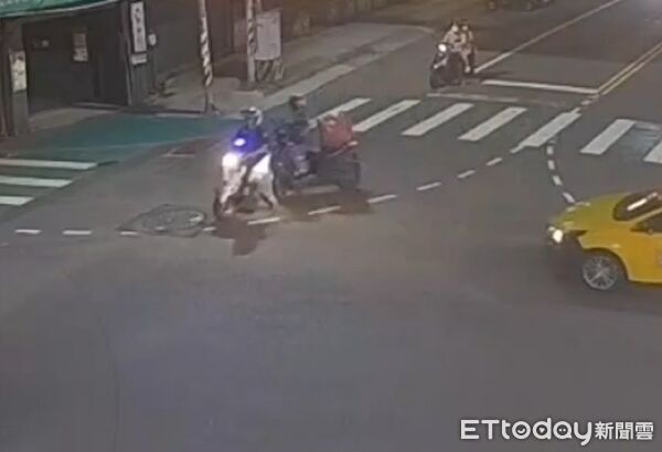 ▲騎巡邏機車自後尾隨的李姓員警為熊貓外送員擊落。（圖／桃園警分局提供）