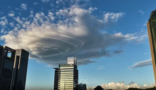 台北6月30日出現的幽浮雲、飛碟雲、莢狀雲。（圖／空拍攝影師Jerry Xie授權提供）