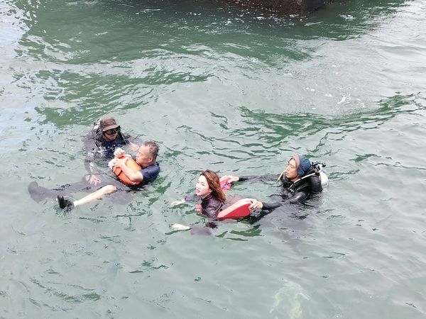 ▲《好運來》賴慧如與龍天翔在海中搏命演出。（圖／民視提供）