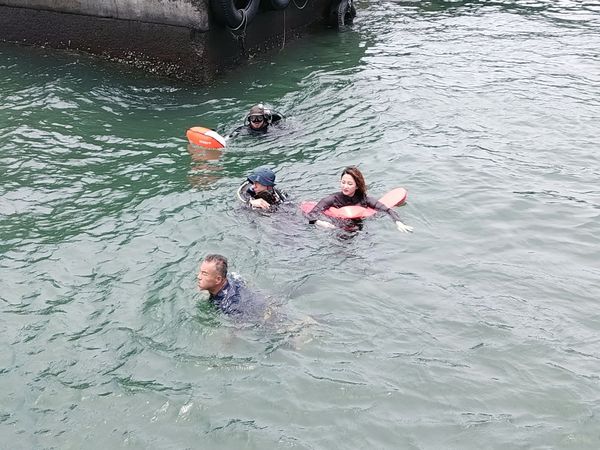 ▲《好運來》賴慧如與龍天翔在海中搏命演出。（圖／民視提供）