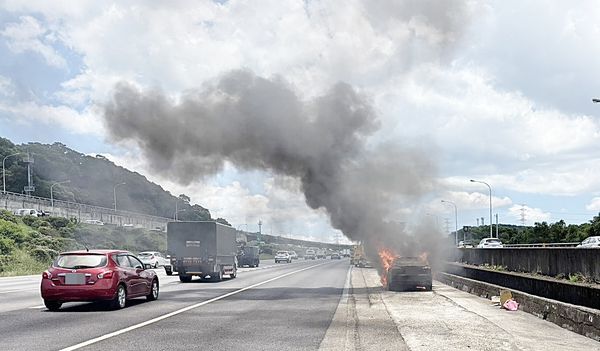 ▲國一北上桃園段今天上午11時38分一輛自小客車停靠避車彎後突然起火燃燒，濃煙直竄雲霄。（圖／國道一隊提供）