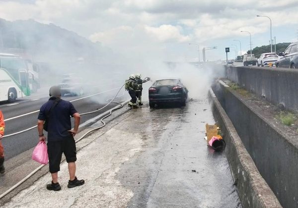 ▲國一北上桃園段今天上午11時38分一輛自小客車停靠避車彎後突然起火燃燒，消防人員迅速滅火。（圖／國道一隊提供）