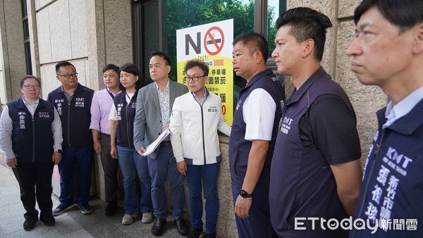 ▲▼針對新竹市罷團在市區各大街頭懸掛抹黑看板，立委鄭正鈐（右）今日前往新竹地檢署按鈴申告，告發立委柯建銘等人，涉犯《刑法》及《選罷免》等罪。（圖／鄭正鈐辦公室提供）