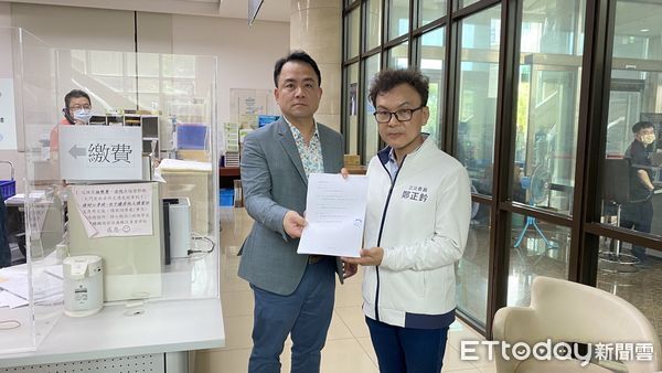 ▲▼針對新竹市罷團在市區各大街頭懸掛抹黑看板，立委鄭正鈐（右）今日前往新竹地檢署按鈴申告，告發立委柯建銘等人，涉犯《刑法》及《選罷免》等罪。（圖／鄭正鈐辦公室提供）