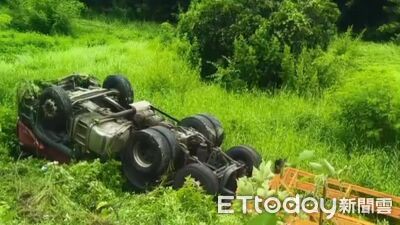 聯結車司機帶7歲女兒拚經濟...衝破國1護欄翻落邊坡　恐怖畫面曝