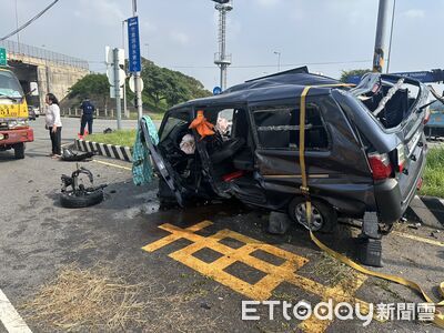 國3竹南交流道廂型車猛撞號誌牌!車身變形前輪噴飛 駕駛送醫