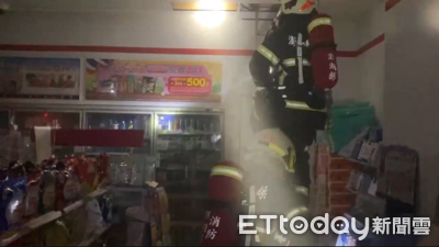 澎湖超商凌晨火警！電線走火「冰箱上冒煙」　消防員緊急到場