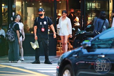 王大陸服役難得二人世界 直播主女友「一路牽手貼貼」陪到回營區