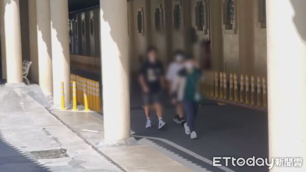 ▲▼ 黑貓宅急便男員工遭同事刺殺身亡，其妻子今日下午帶著兩個兒子前往板殯。（圖／記者潘鳳威攝）