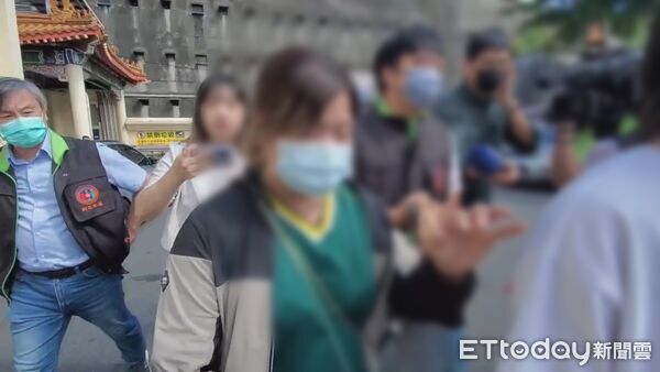 ▲▼ 黑貓宅急便男員工遭同事刺殺身亡，其妻子今日下午帶著兩個兒子前往板殯。（圖／記者潘鳳威攝）