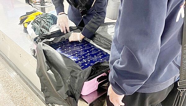 ▲陳姓男子於今年春節連假期間，自柬埔寨金邊入境桃園機場時，托運行李被海關人員發現夾帶6包不明粉末。（圖／航警局提供）