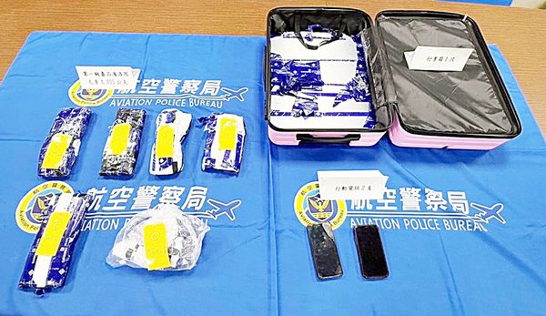 ▲航警局與海關人員於春節期間查獲陳姓男子托運行李，夾藏一級毒品海洛因4.3公斤等證物。（圖／航警局提供）