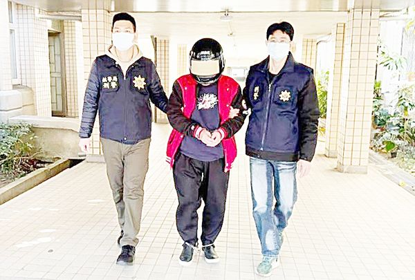 ▲航警局與海關人員於春節期間查獲陳姓男子托運行李，夾藏一級毒品海洛因，偵訊後移送桃園地檢署偵辦。（圖／航警局提供）